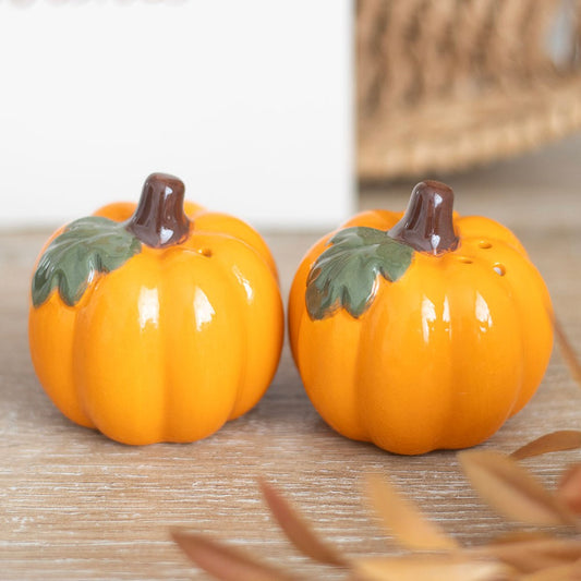 Spice up your table setting with these cute pumpkin-shaped ceramic salt and pepper shakers. Perfect for creating an autumnal display in the kitchen or dining room, it's ideal for celebrating autumn and Halloween.